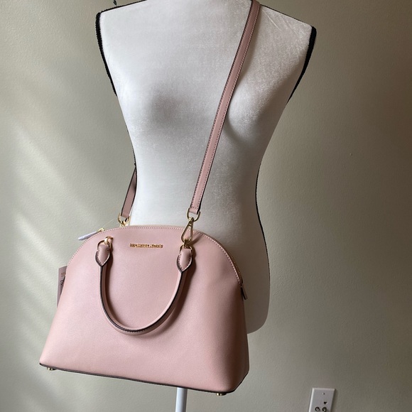 Michael Kors Handbags - LAST PIECE 🌸Michael Kors Emmy satchel🌸